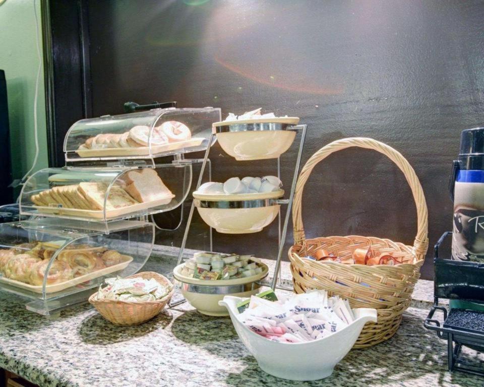 Quality Inn & Suites Airport オースティン エクステリア 写真